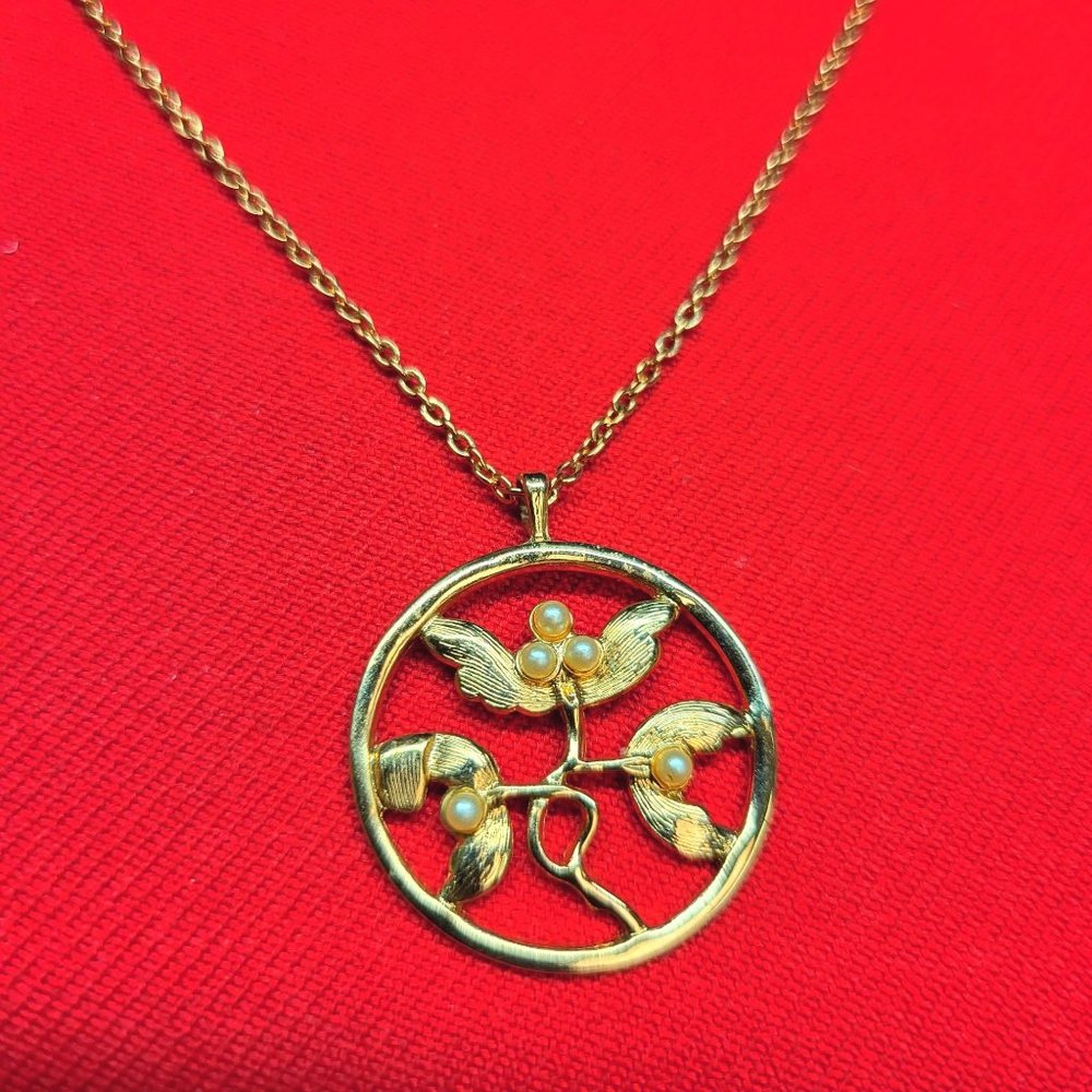 Vintage Avon Whispering Leaves Tiny Pearls Gold Tone Pendant Necklace